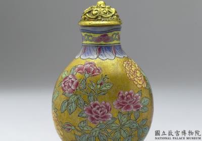 图片[2]-Glass-body painted enamel snuff bottle with flowers on a golden background, Qing dynasty, Qianlong reign (1736-1795)-China Archive